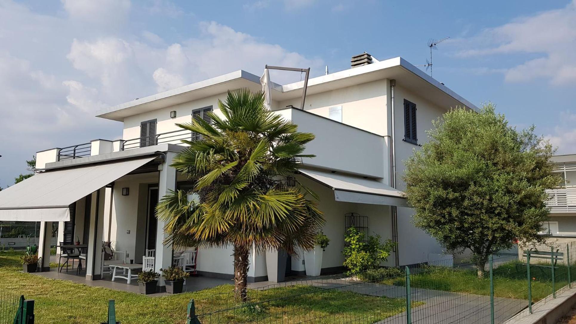 Black And White B&B Urgnano Exterior photo